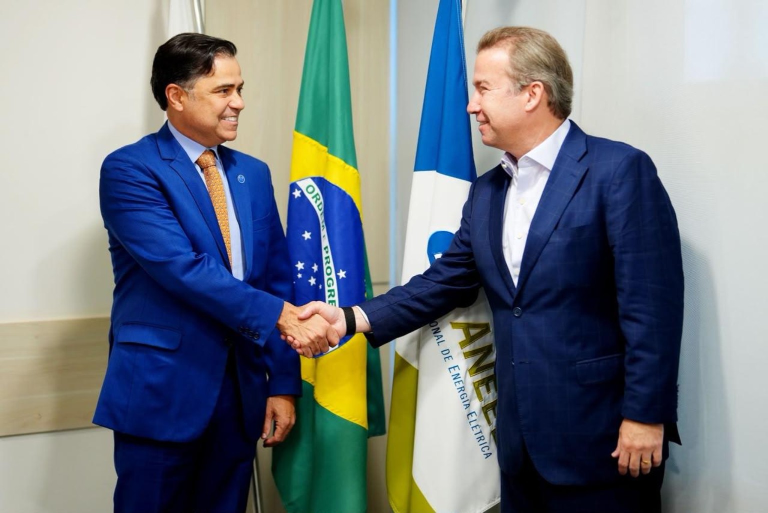 Sandoval de Araújo Feitosa Neto, diretor-geral da ANEEL, cumprimenta Sérgio Leverdi, CEO do LAWINFRA