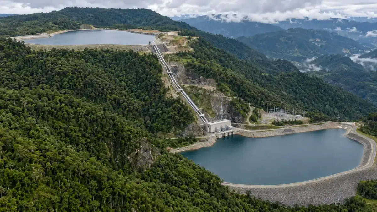 Ilustração editorial aérea de dois reservatórios artificiais em níveis diferentes conectados por tubulações em serra florestada