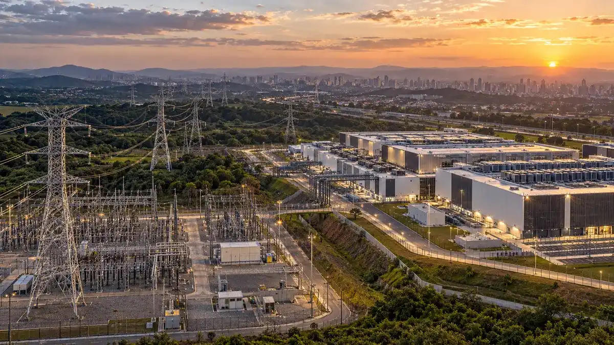 Ilustração editorial aérea de campus de data centers ao lado de subestação e corredor de transmissão