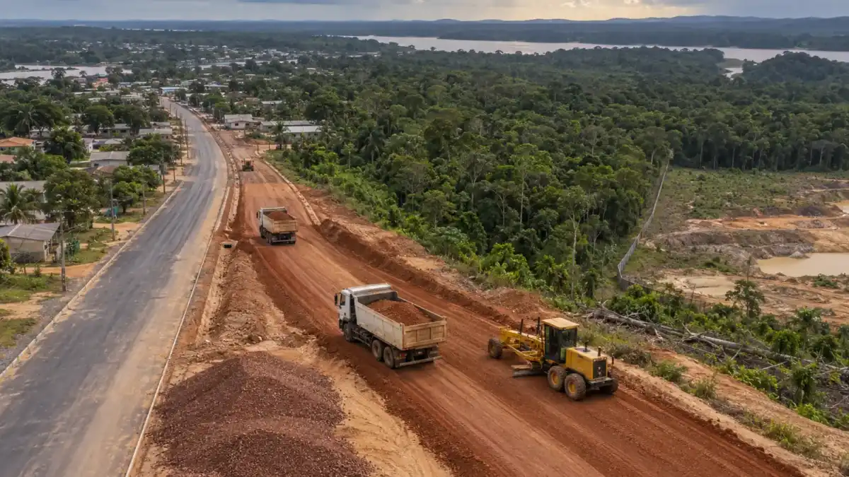 Ilustração editorial aérea de obra de pavimentação próxima à floresta amazônica, com caminhões transportando solo e máquina niveladora