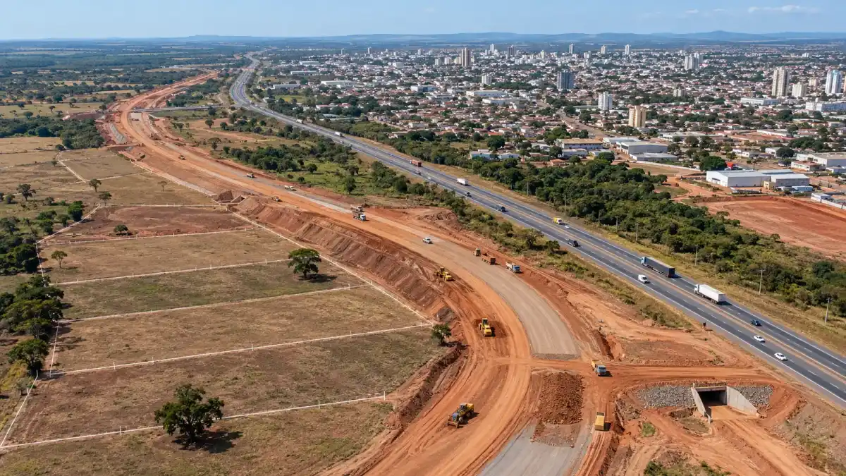Ilustração editorial aérea de novo corredor rodoviário em obras contornando a borda urbana de cidade do Centro-Oeste